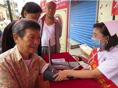 “践行公益,一路前行”--暖心义诊在东苑社区