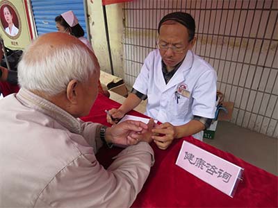 “践行公益,一路前行”--暖心义诊在东苑社区
