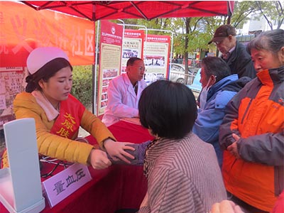 “践行公益,一路前行”--暖冬义诊进东华苑小区