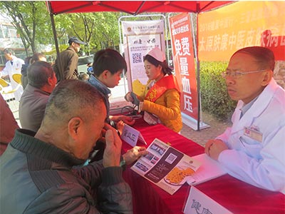 “践行公益,一路前行”--暖冬义诊进东华苑小区