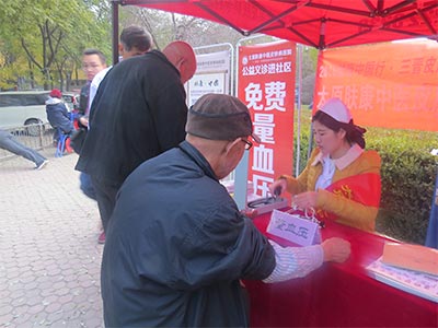 “践行公益,一路前行”--暖冬义诊进东华苑小区